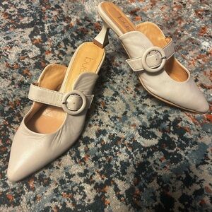 Bueno Women's Cream Leather Mules